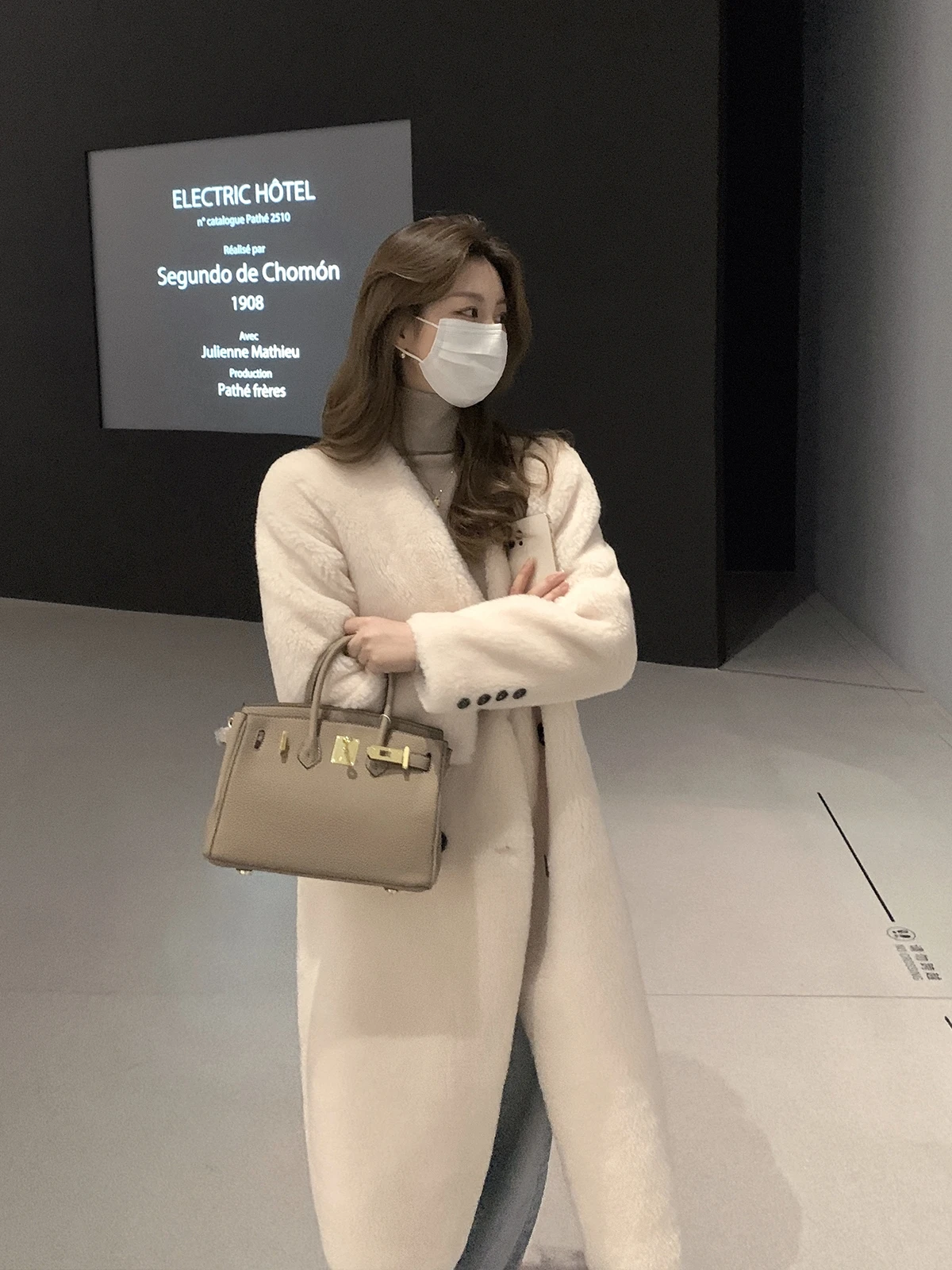 

Новая зимняя женская длинная куртка-пальто с V-образным вырезом из овечьей шерсти, выше колена, с интегрированным мехом, теплая, экологичная, в корейском стиле