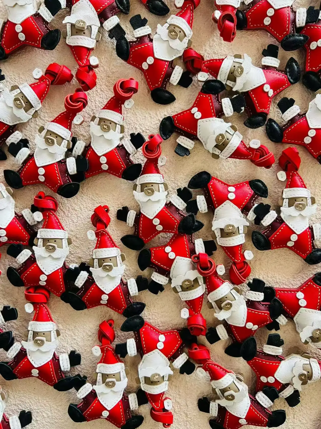 

Santa Claus Christmas holiday series car keychain decoration, bag pendant, handmade leather ornament, simple festive gift