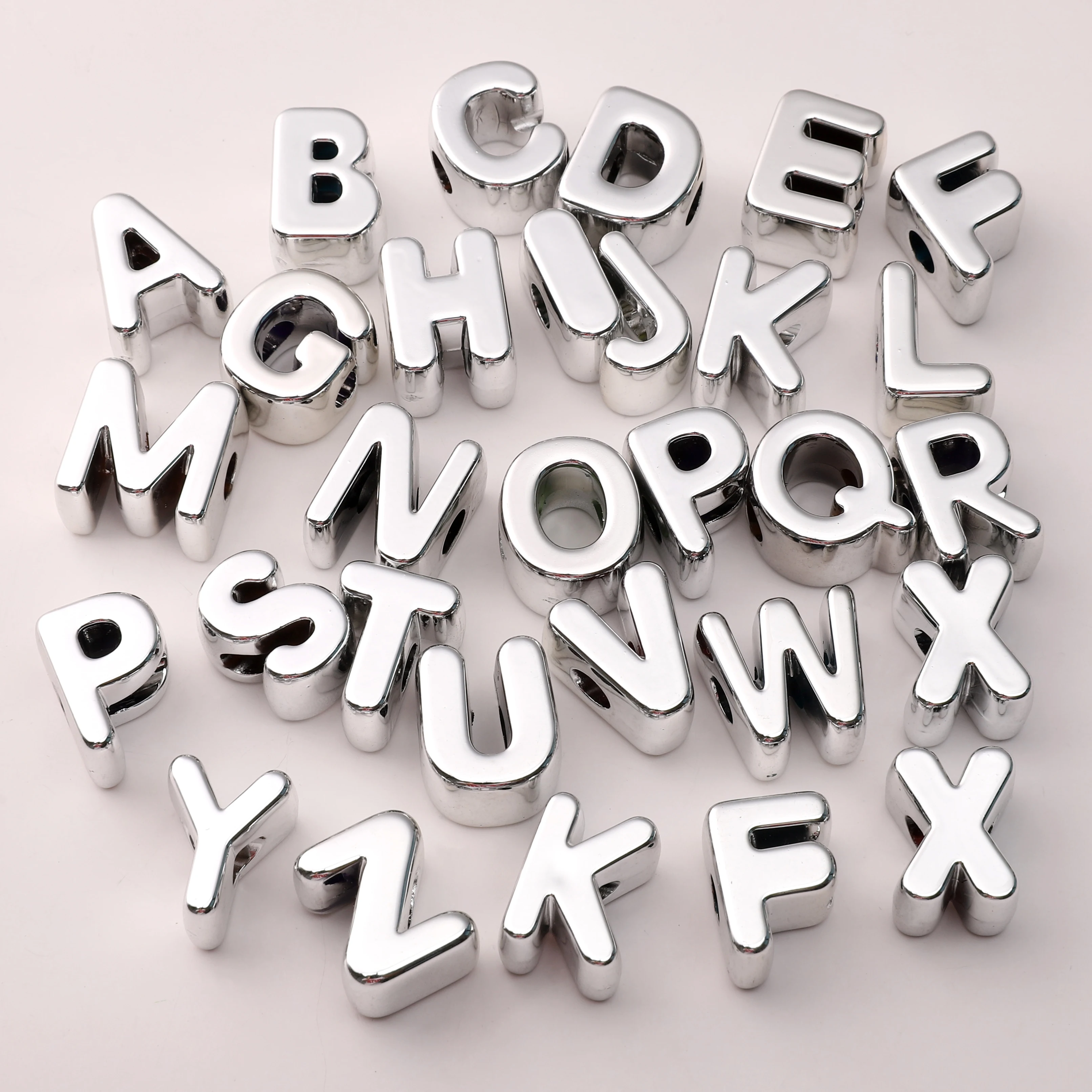 10/26 Stück Galvanisierte Acryl Großlochperlen Silberne Buchstaben- und Zahlenperlen DIY Perlen-Taschenanhänger Schlüsselanhänger Schmuckzubehör – Detail 5
