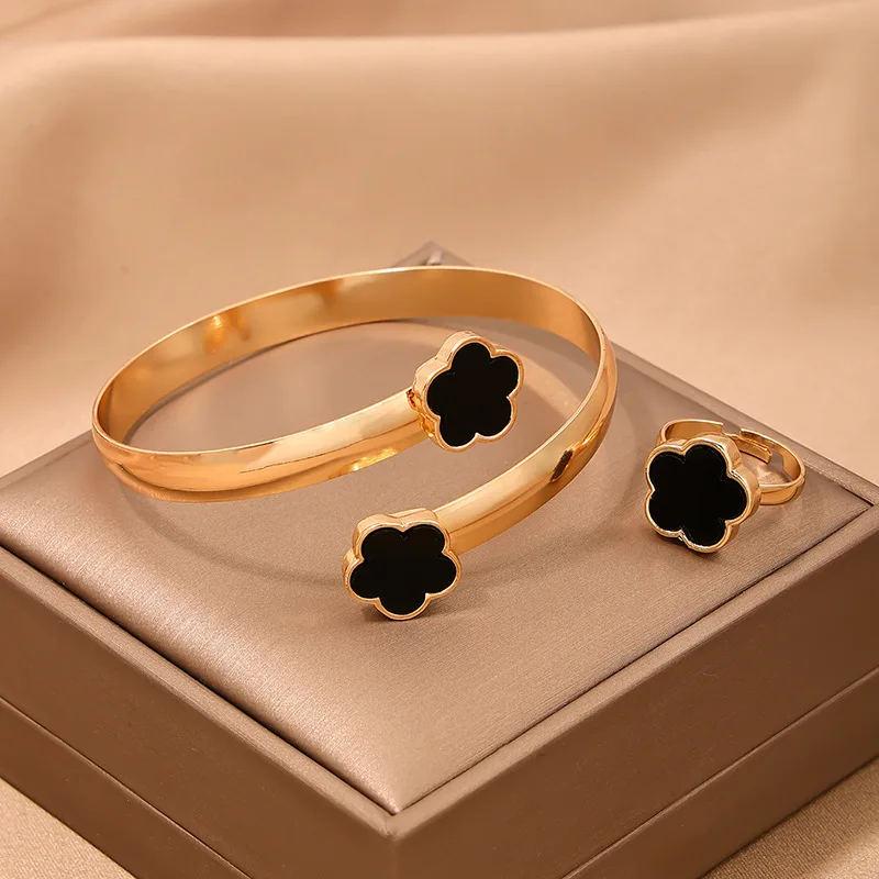 Yixin Temperament Five Leaves Flower Iron Mental Bracelets For Women Gold Black Color Bractlets Wedding Party Jewelry Gift