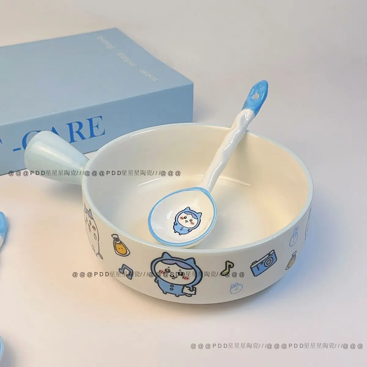Image of Japanische süße Hachiware Instant-Nudelschüssel mit Griff, hochtemperaturbeständig, Cartoon-Chiikawa-Hachiware-Keramik-Reisschüssel