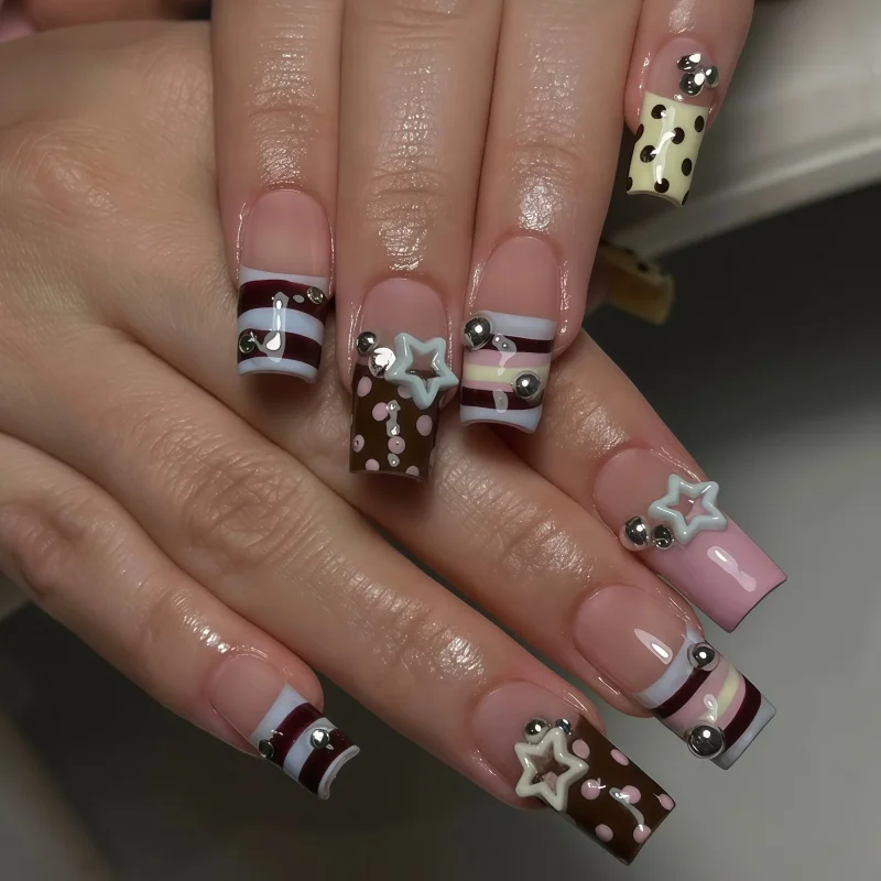 24 faux ongles carrés courts à rayures chocolatées et pois, en forme d'étoile 3D creuse, métalliques argentés, mignons