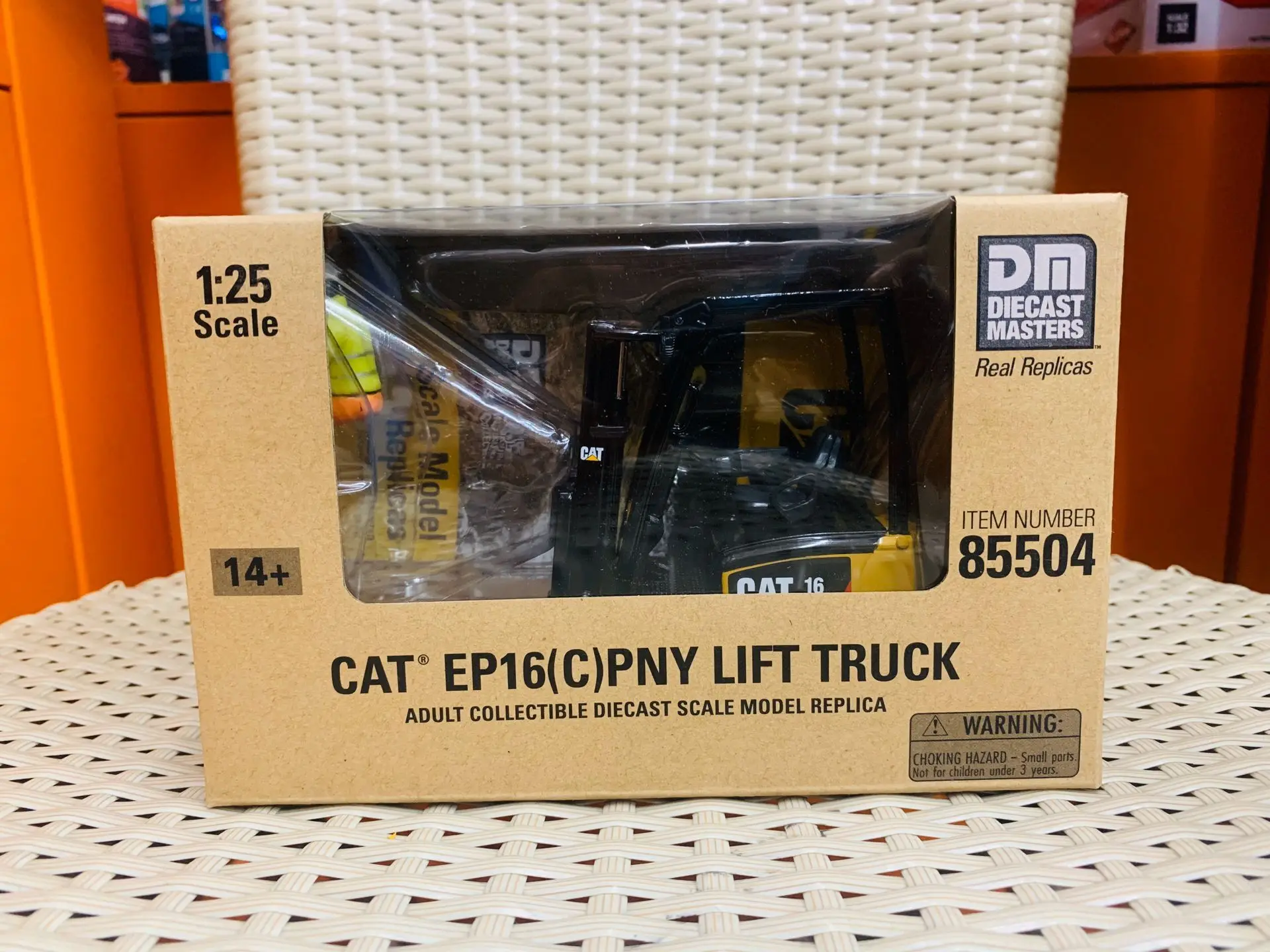 1:25 DM 85504C EP16 C PNY camión elevador aleación modelo coche juguetes decoración del hogar regalo de cumpleaños para niños niño