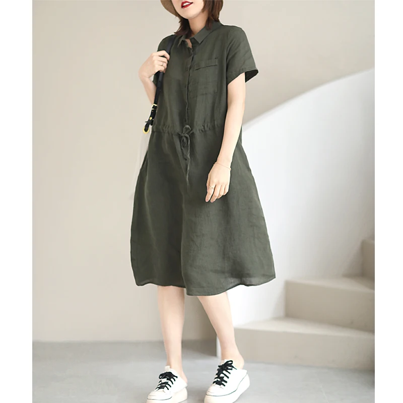 Artystyczna, swobodna, wyszczuplająca lniana spódnica damska o średniej długości, w kształcie litery A, zapinana na jeden guzik, z kołnierzykiem.