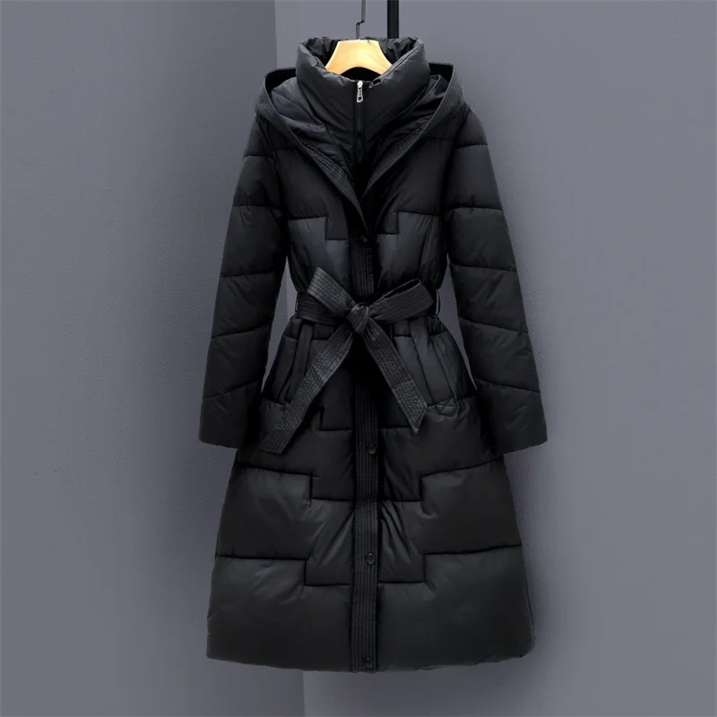 Lang knielengte katoenen donsjack voor dameskleding in de winter van 2025, nieuwe taille met capuchon en slanke katoenen jas, dik