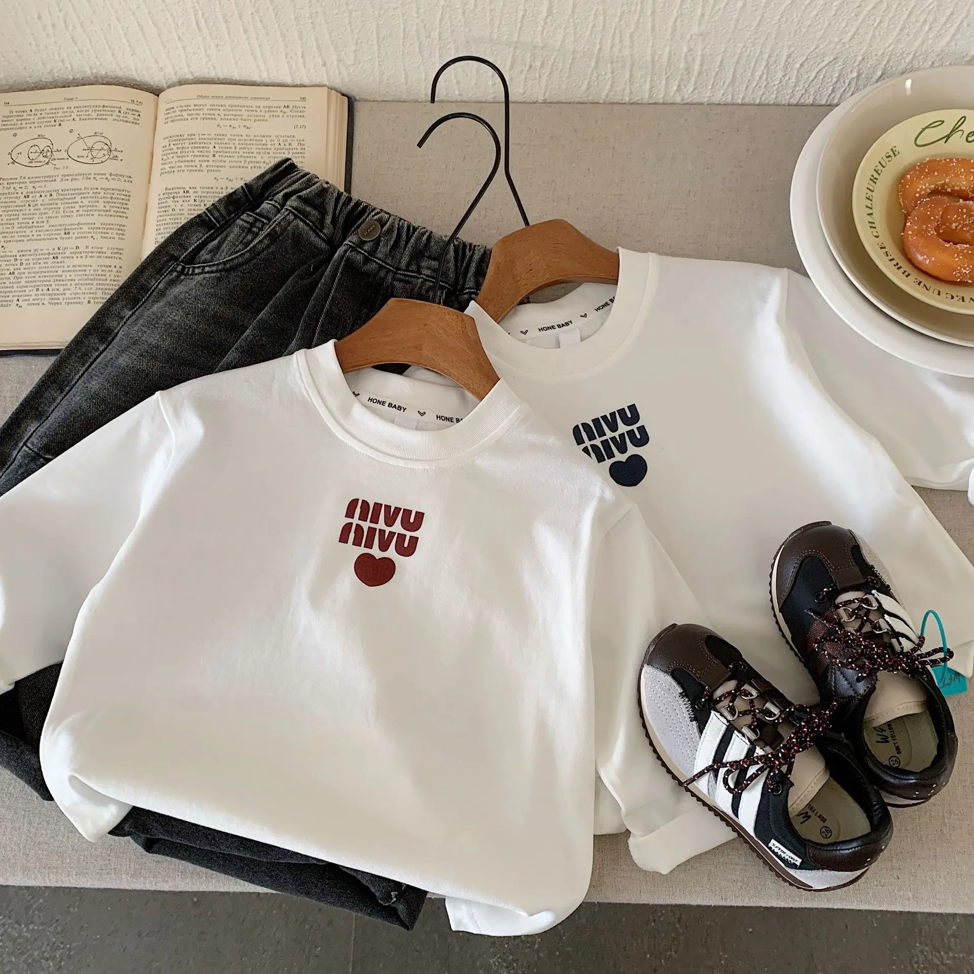 

Осень 2024, новые детские футболки с длинными рукавами, топы с принтом сердца для девочек, детские хлопковые рубашки, повседневные футболки для мальчиков, футболка для малышей