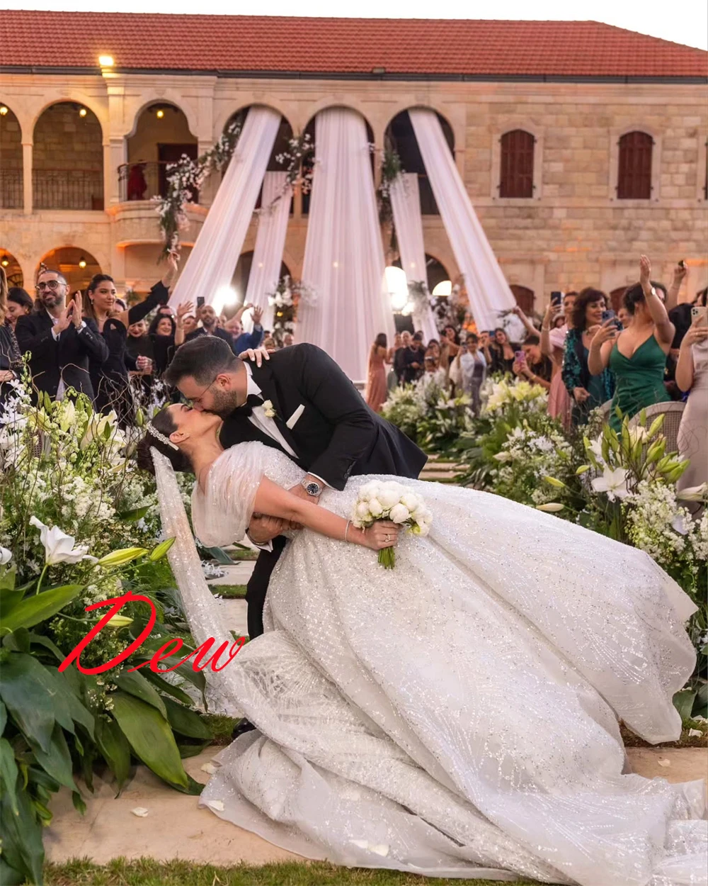 تخصيص جودة عالية الأبيض اورجانزا أثواب الزفاف بسيطة حمالة قبالة الكتف فستان الزفاف قطار مصلى فستان مفتوح الظهر