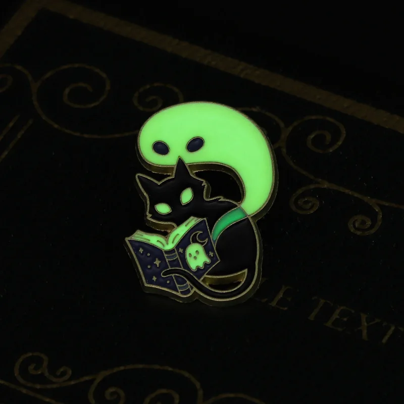 Pin Halloween Pines Magic Black Cat Ghost Brooch Reading Magic Books Creative Night Light Badge Accessories Pins for Backpacks