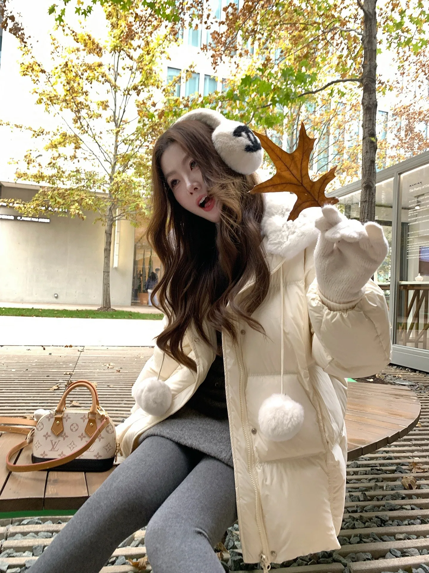 

Женская утепленная куртка-пуховик средней длины с капюшоном и съемным воротником из кроличьего меха, прямого кроя, на молнии, однотонная