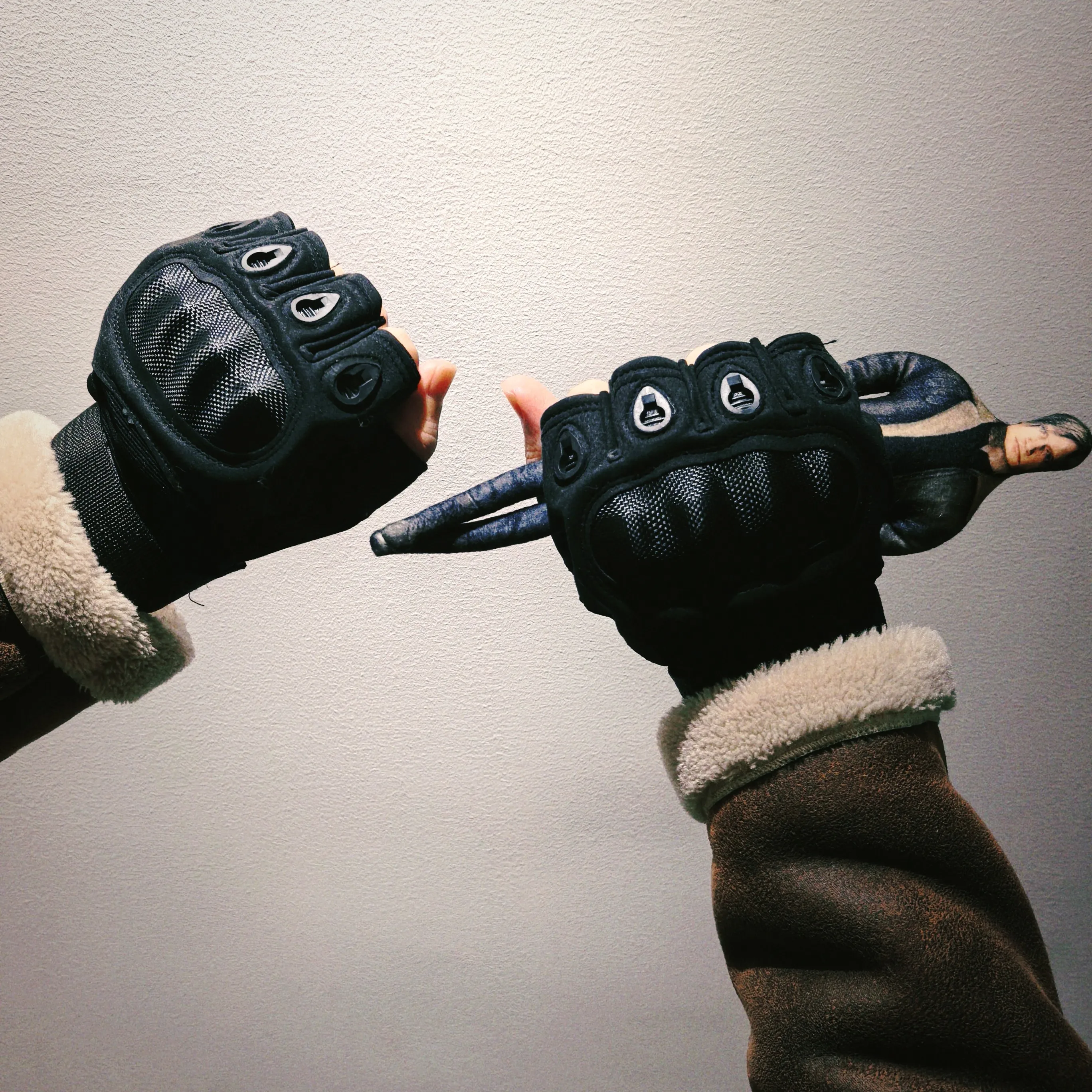 

Resident Evil Leon Inspired Half Finger Tactical Outdoor Gloves Anti Slip Design Breathable Material Perfect