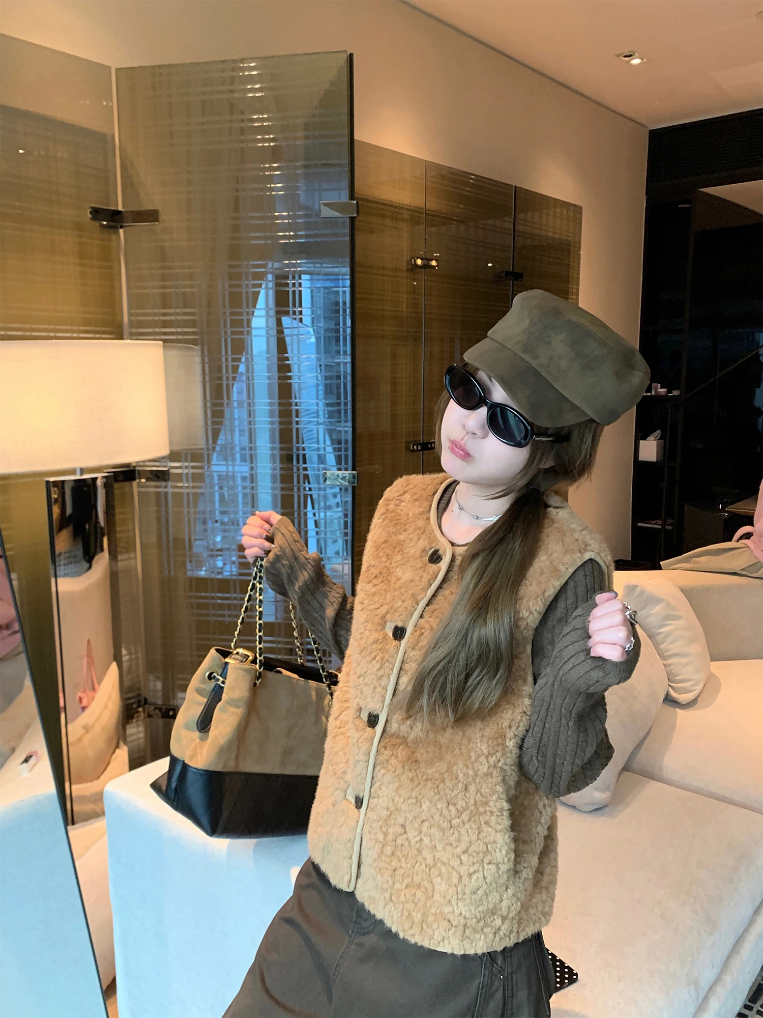 

Warm Lamb Fur Vest Women's Korean Sle Outerwear Inteated Leather And Fur eepskin Coat Button Design round Neline