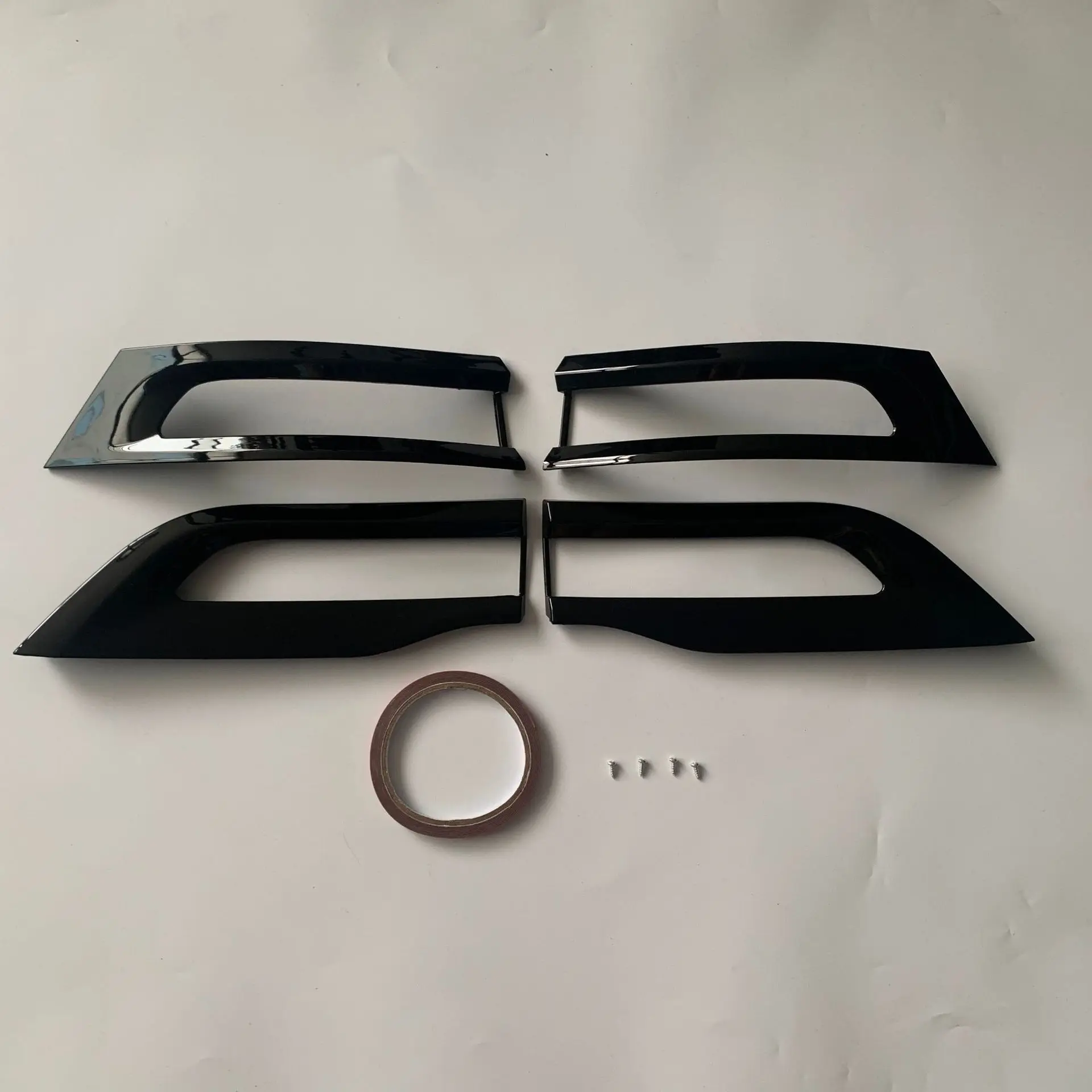 لشريط الضوء الخلفي لسيارة جيب جراند شيروكي مع إطار زخرفي للباب الخلفي الأسود اللامع 68219812AA 68219813AA