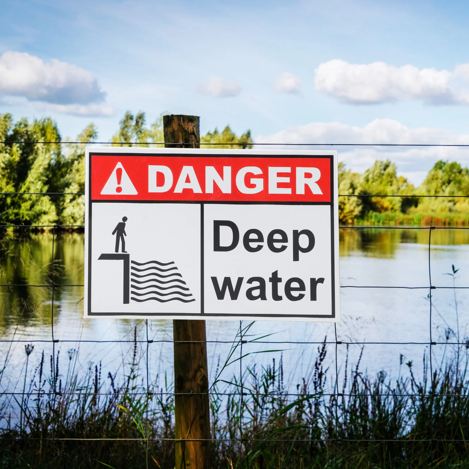 علامة خطر المياه العميقة علامة تحذير من الألومنيوم شديدة التحمل للاستخدام الخارجي في البحيرات والبرك والأنهار والمدارس والأماكن العامة