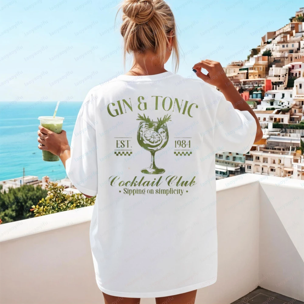 Camiseta de Moda Est.1984 para Club de Cócteles Gin y Tonic, Camiseta Gráfica de Club Social, Camiseta con Estampado de Bebidas, Camiseta Sipping on Simplicity, Verano 2026