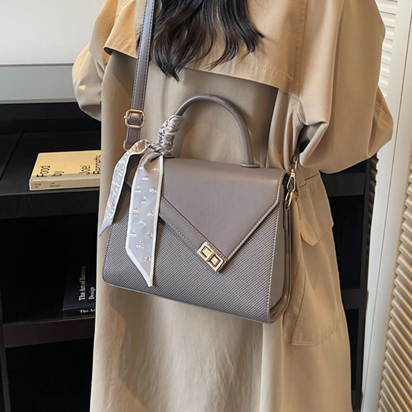 2025年秋 レディース スモールスクエアバッグ ミニマリスト クロスボディバッグ ファッション トップハンドル ショルダーバッグ ヴィーガンレザー デイトゥナイトバッグ