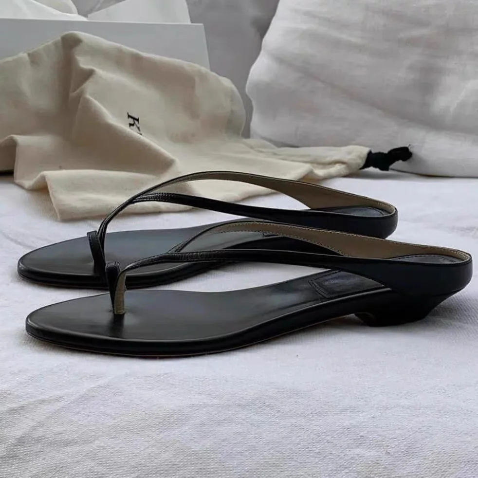 Sandales minimalistes à fines brides pour femmes, Nouveauté été 2026, Tongs élégantes à bout clipsable, Claquettes plates décontractées pour la plage