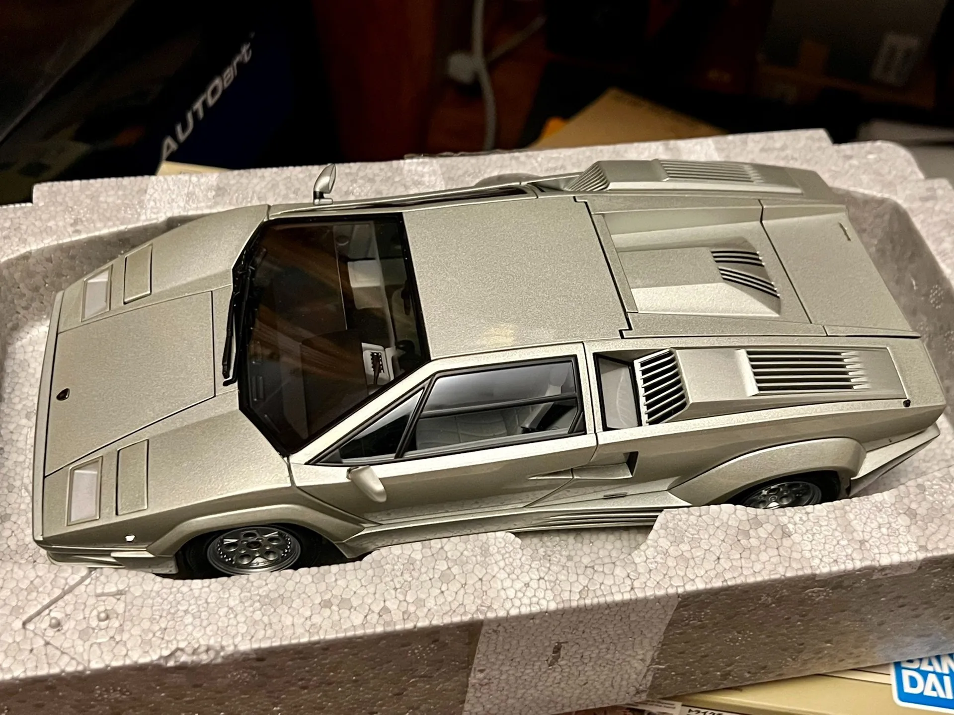 

Autoart 1:18 Countach 25th Anniversary Edition Silver Simulation Limited Edition All Open Alloy Metal Статическая модель автомобиля Игрушка в подарок