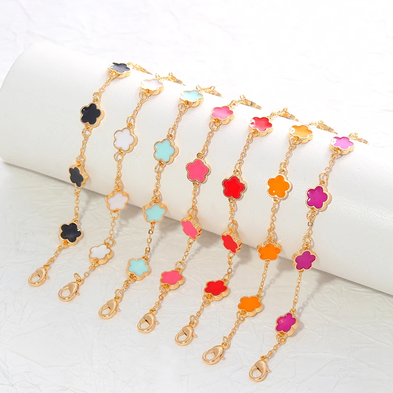 Eine Handkette in Form einer Blume mit einem modischen und trendigen Bezoar-Design, die alle Gelegenheiten geeignet sind.