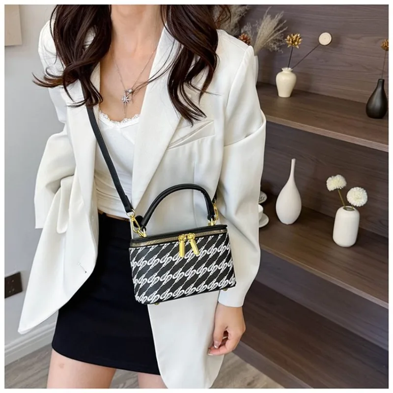 

Elegant Handbag For Ladies Perfect For Travel One Shoulder Retro Bag Combining Style And Function