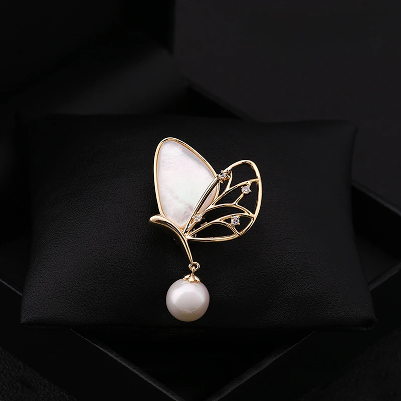 High-End Luxury Shell Butterfly Pendant Brooch Sweater Coat Accessories Women Pearl Corsage Fixing Buckle Neckline Jewelry 6061