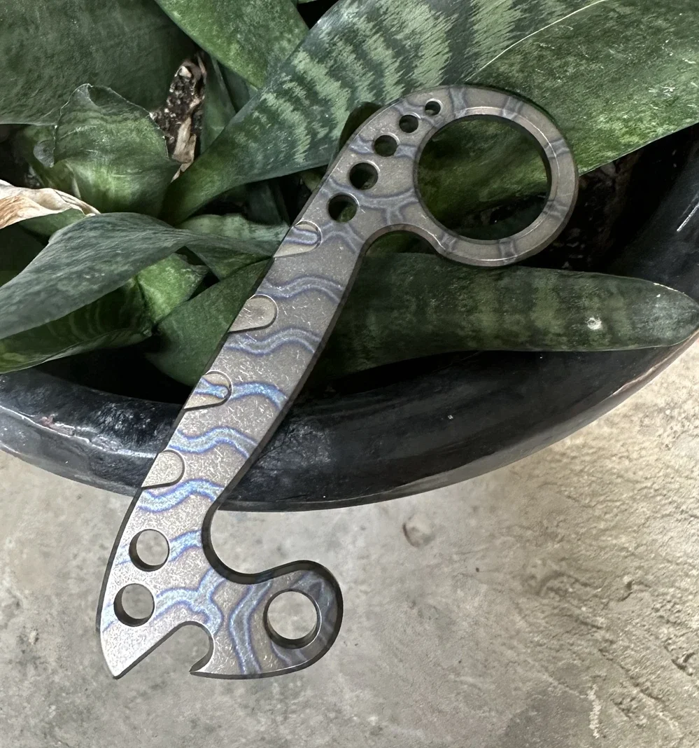 กลางแจ้ง EDC มัลติฟังก์ชั่ไทเทเนียมอัลลอยด์ที่เปิดขวดเครื่องมือยานพาหนะอุปกรณ์ป้องกันตัวเองฉุกเฉิน