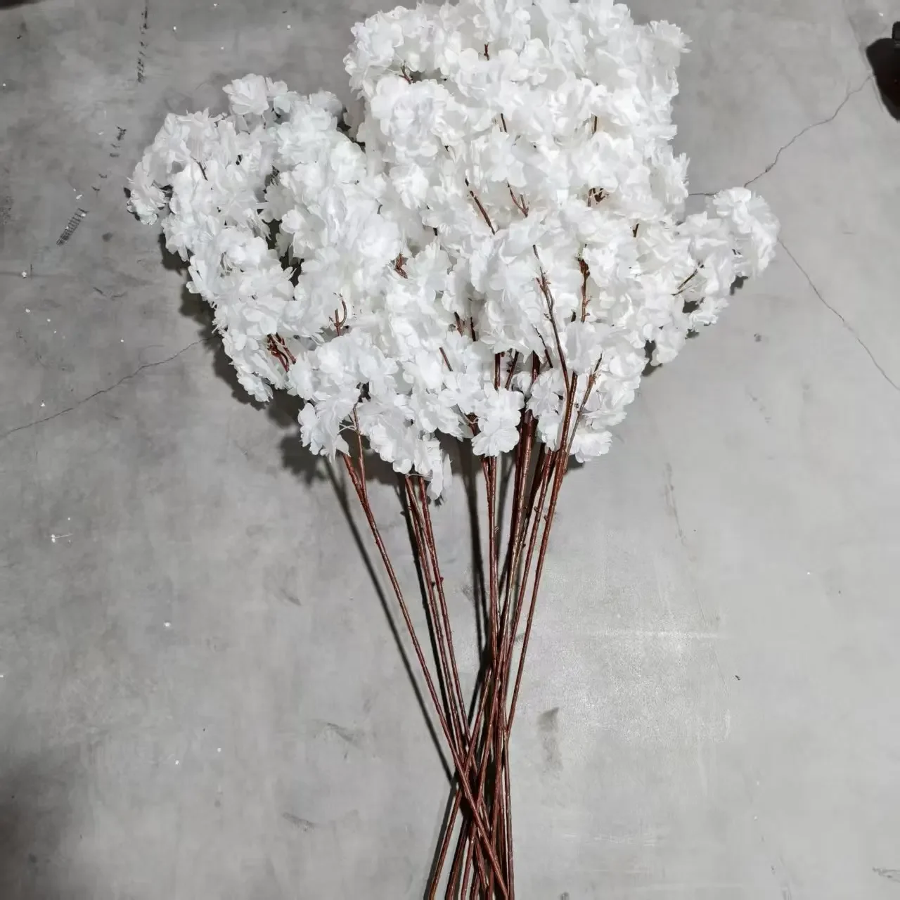 100 Stück Weiße Seiden-Kirschblütenzweige Künstliche Sakura-Blumen für Hochzeitsbogen Hintergrund Party Event Zeremonie Dekoration – Detail 2