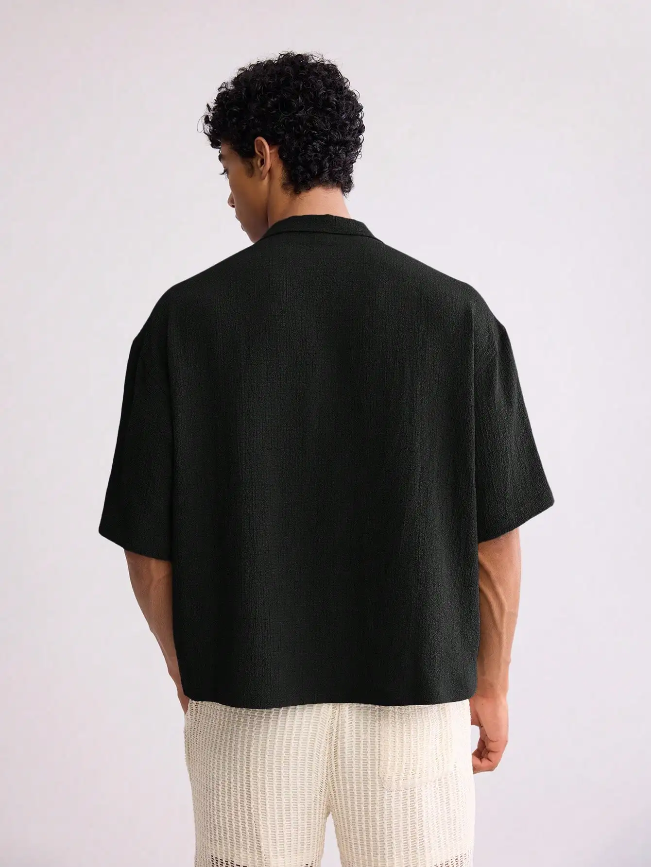 

Мужская укороченная рубашка оверсайз из сирсакера в коробке, черная