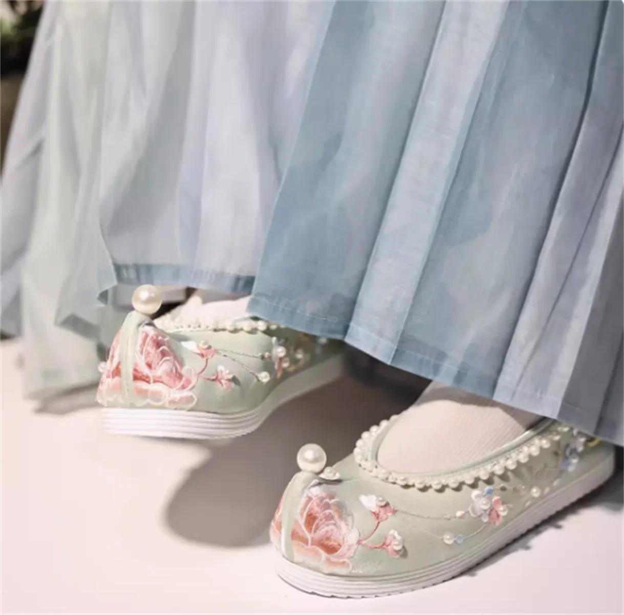 Beaded Hanfu shoes with ancient style raised toe cloth shoes, bow shoes, embroidered shoes, heel height 4cm