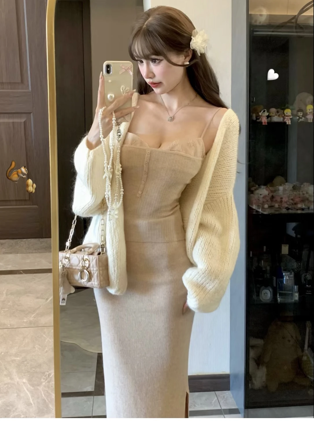 توب نسائي قصير بحمالات من الدانتيل والصوف بتصميم عتيق رومانسي وأسلوب كاجوال، ملابس داخلية بأكمام قصيرة لخريف 2025