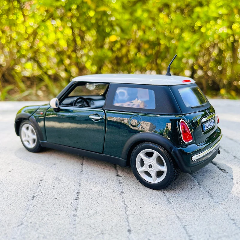 Maisto 1:24 BMW MINI Countryman green alloy super toy car simulation alloy car model crafts decoration collection toy tools gift