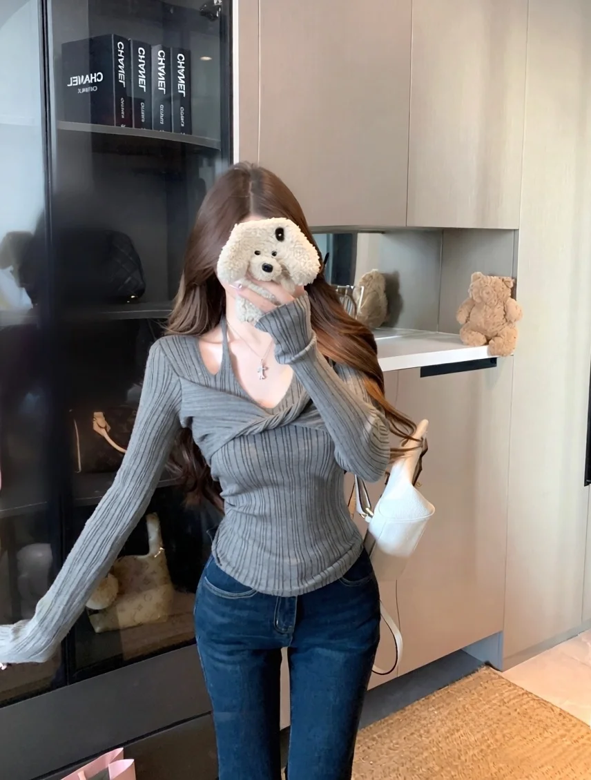 

Elegant Knitted Sweater Women's Fashion Slim Fit Neck Hanging Twist Design Long Sleeve Top for Spring Season
