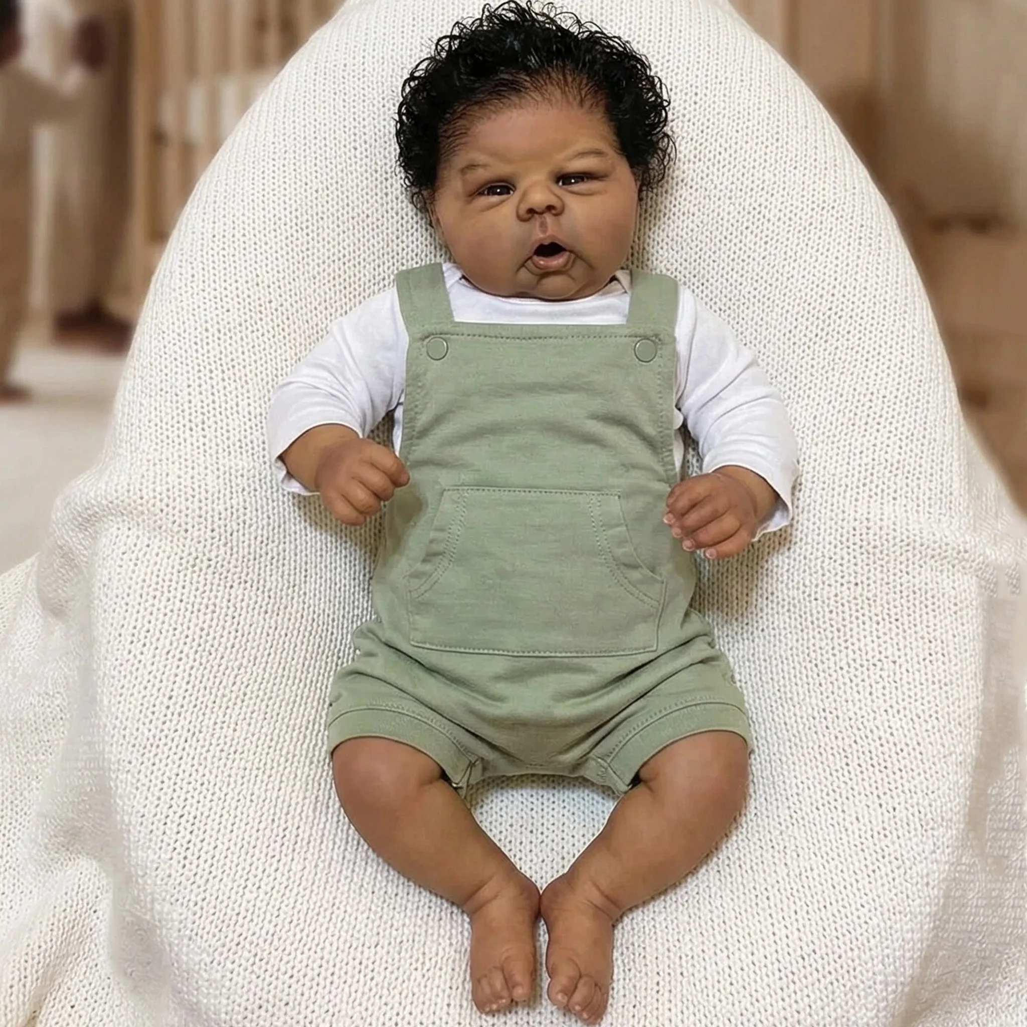 20Inch Handgeschilderde Donkere Huid Hoge Kwaliteit Reborn Gounchi Pop met Zwart Krullend Haar Zachte Doek Lichaam Bebe Speelgoed Cadeau voor Baby