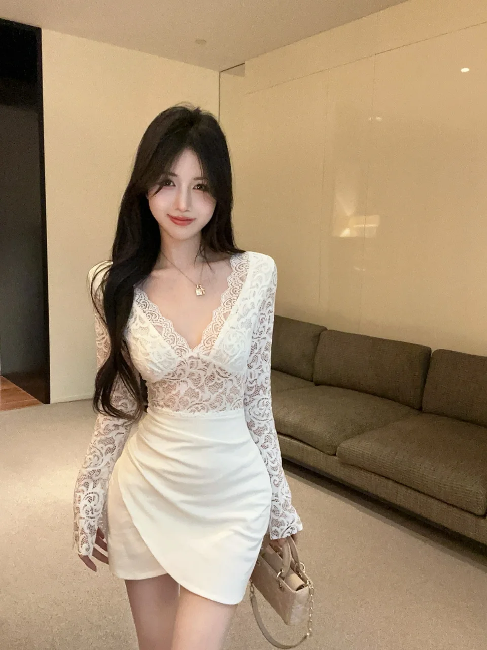 Seksowna sukienka z głębokim dekoltem w kształcie litery V, imitująca dwuczęściowy komplet, z wysokim stanem, podkreślająca temperament, asymetryczna, wyszczuplająca, z koronkowym wiązaniem na biodrach.