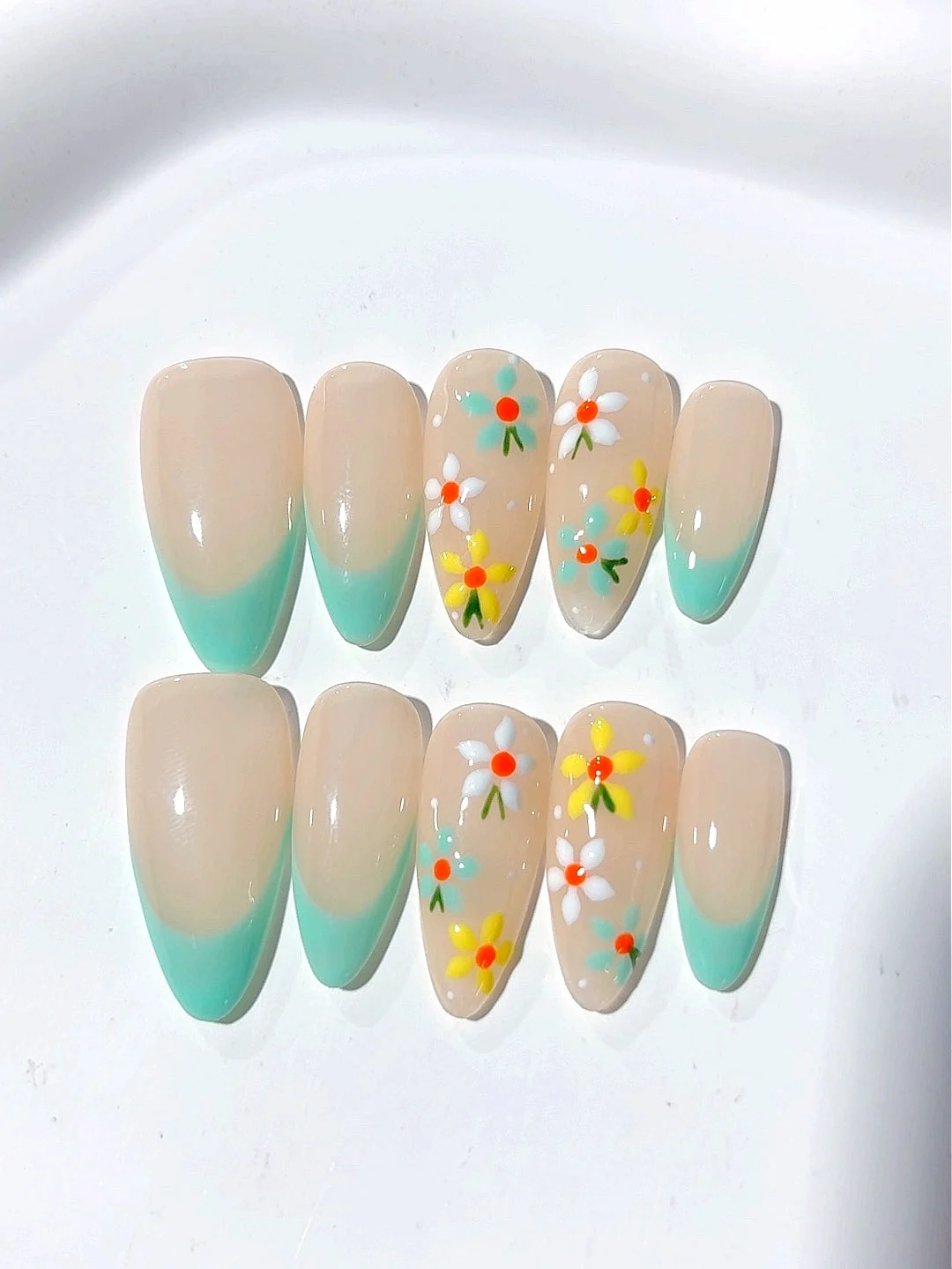 

Casual Nail Art Almond Style False Nails (C403)