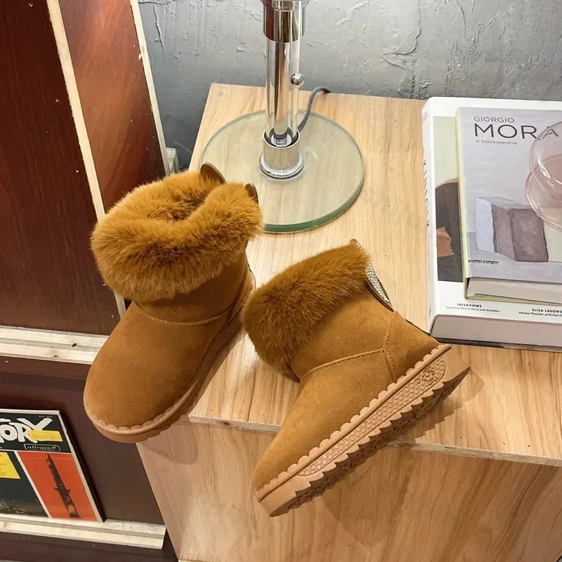 Stivali da neve per bambini con coniglio Nuovo inverno 2025 Scarpe in cotone morbido e caldo per bambini con stivali in pelle scamosciata comfort per ragazze dei ragazzi in peluche Stivale retrò da principessa