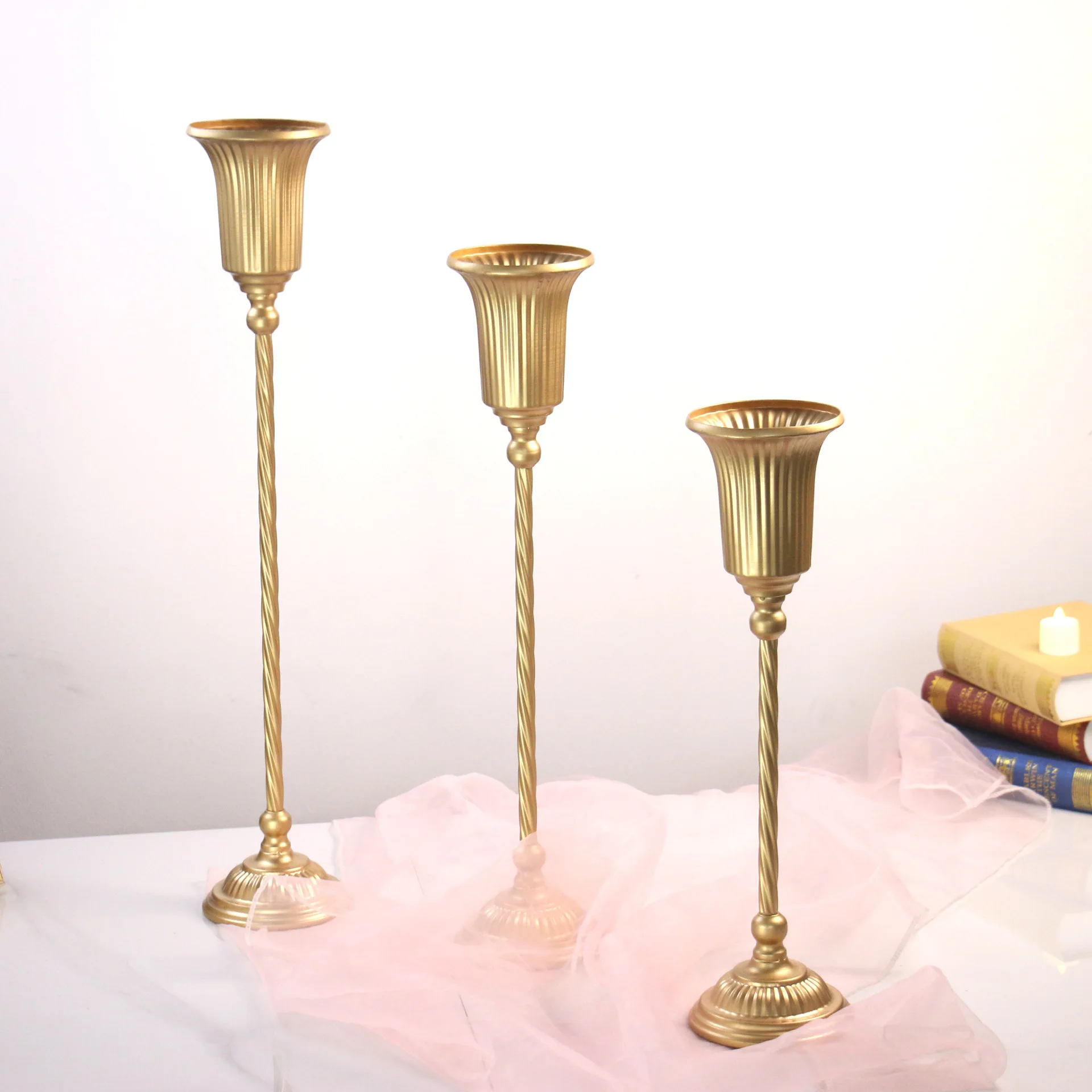 Silver Twisted stem Iron Planter Vintage Goblet Flower Vase Wedding Table Centerpiece Vase for Banquet Floral Display Vessel
