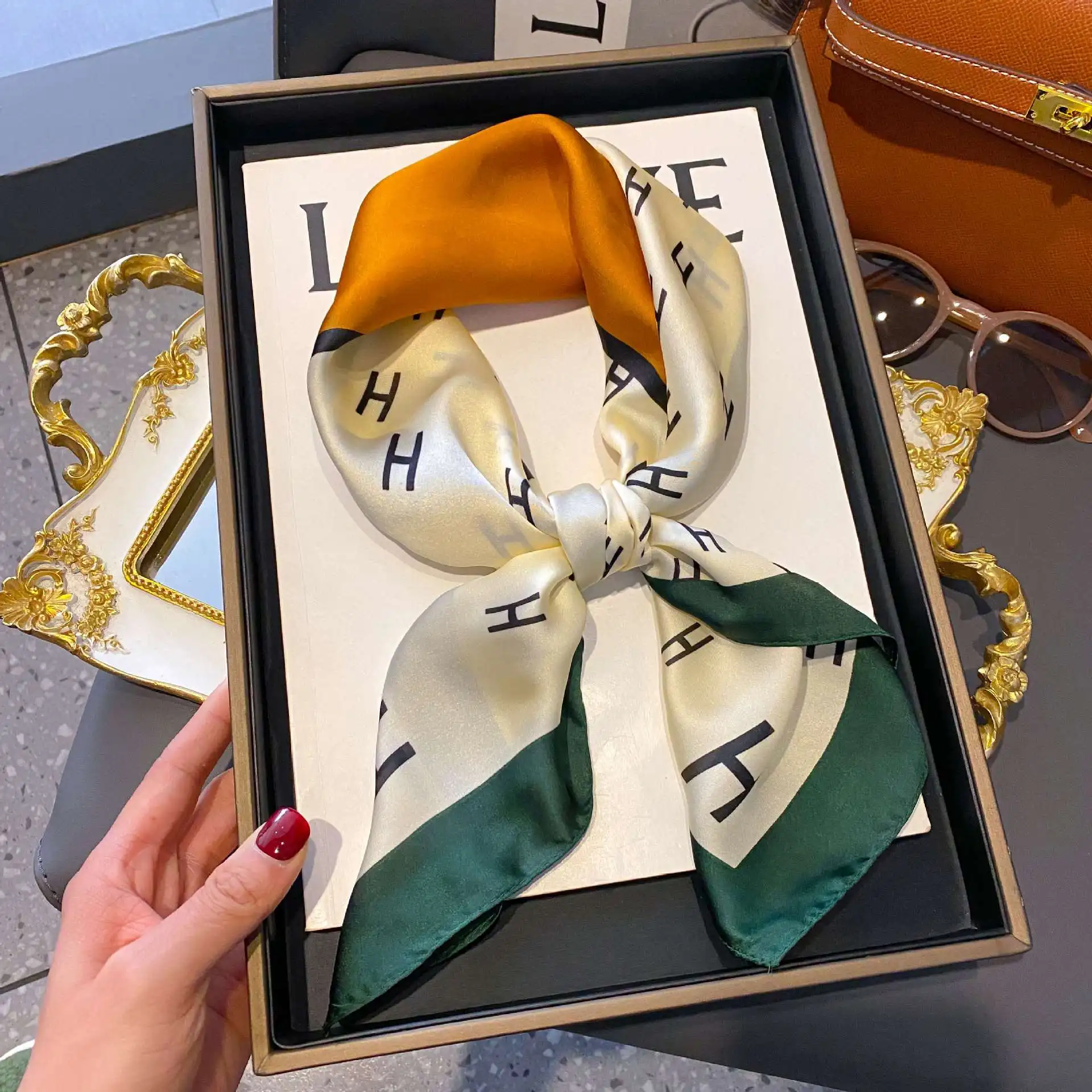 Four Seasons แฟชั่น 70 ซม.ผ้าไหมผ้าพันคอผู้หญิงซาตินผ้าคลุมไหล่ฮิญาบ Echarpe คอ Tie หญิงชายหาดผ้าพันคอผ้าโพกศีรษะ