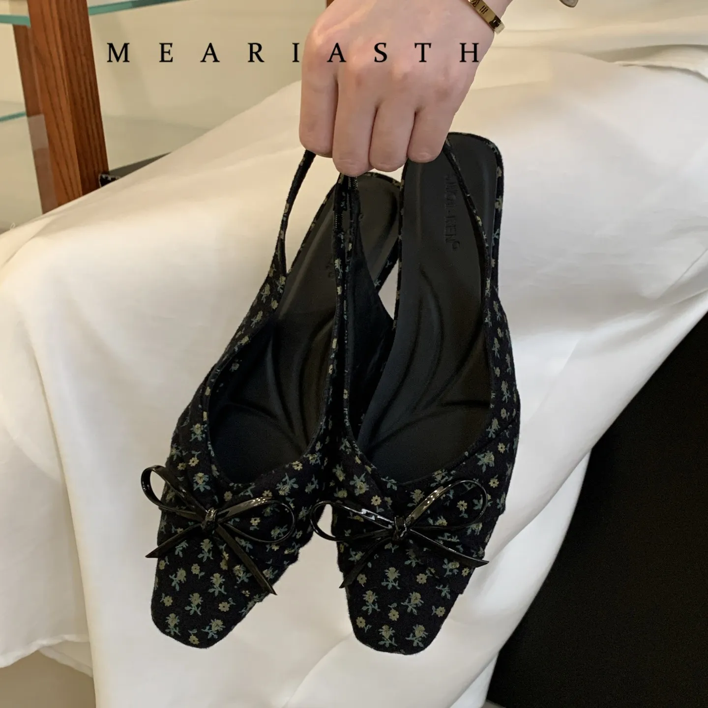 

Женские сандалии 2026: Новые черные лоферы с цветочным принтом, на плоской подошве, с острым носком. Простые черные деловые повседневные удобные туфли для женщин.
