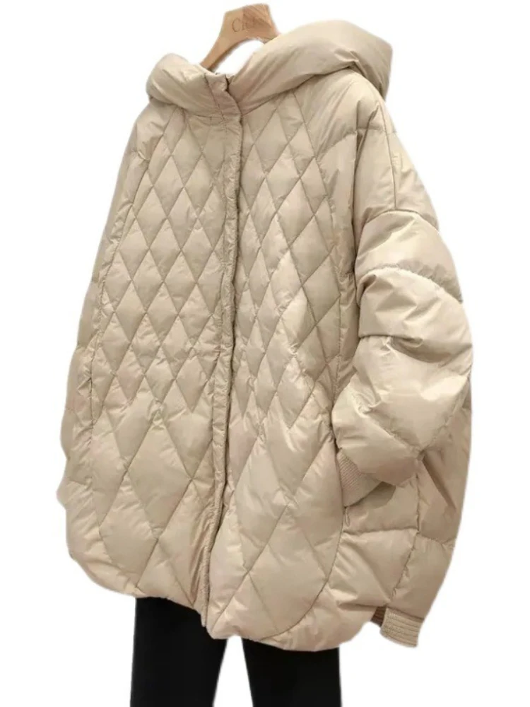 เสื้อแจ็คเก็ตดาวน์ใหม่ปี 2025 สำหรับผู้หญิง เสื้อโค้ทกันหนาวแบบมีฮู้ดทรงหลวม ขนเป็ดขาว 90% เสื้อพัฟเฟอร์ลำลองสำหรับผู้หญิง เสื้อโค้ทกันหนาวหนา อุ่น สวมทับ เสื้อคลุมกันหิมะ