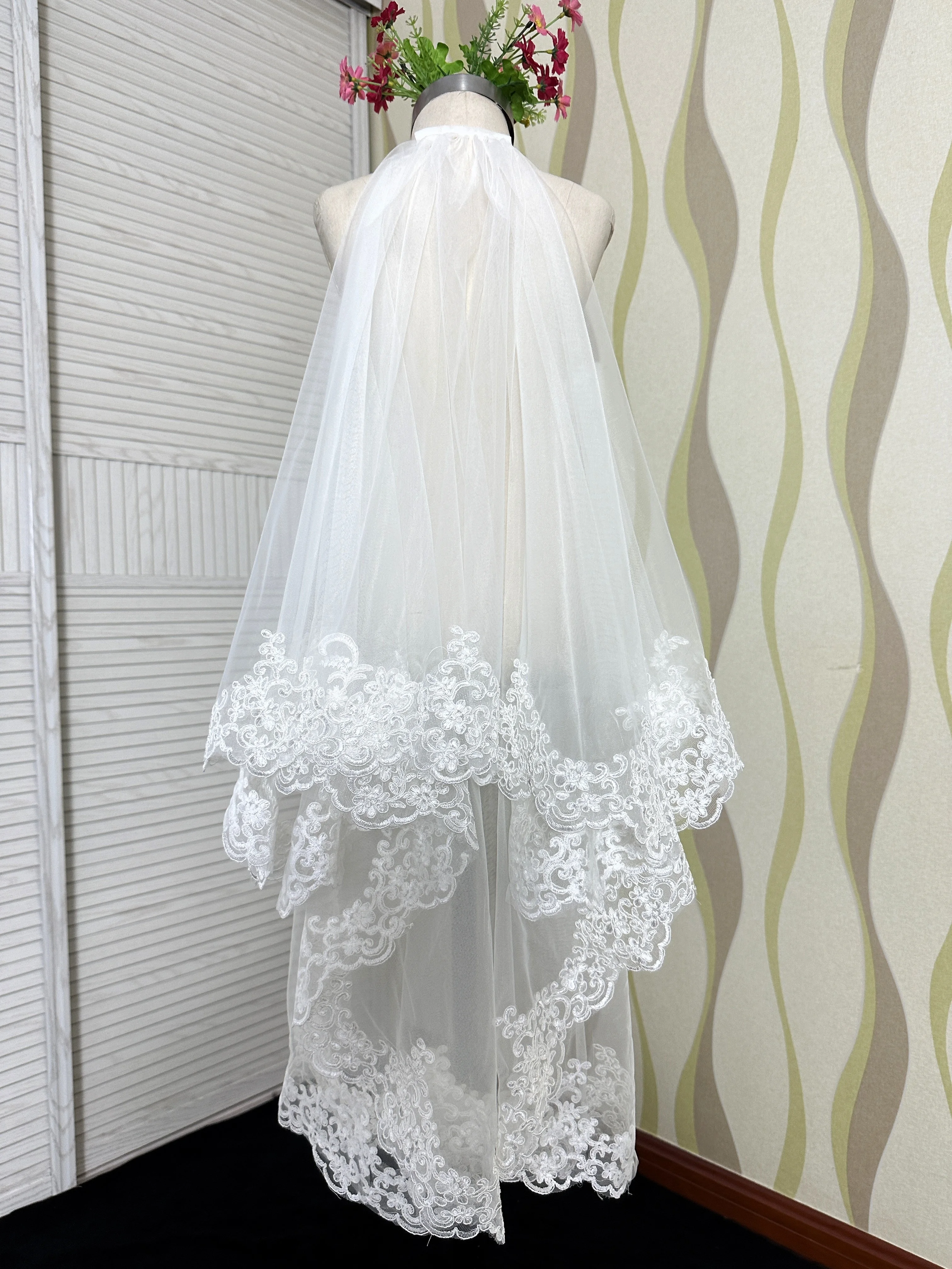 

wo Layer European Short Wedding Veils With Comb Soft Tulle Bridal Veils With Romantic Lace Appliques Edge Wedding Accessories