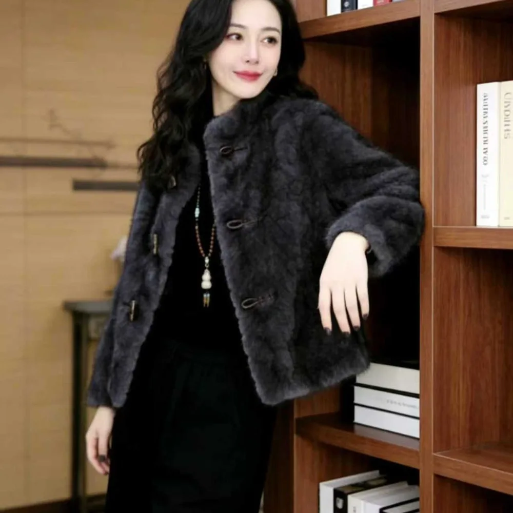 La chaqueta corta con hebilla de cuerno y cuello levantado muestra un temperamento fino, moda de otoño e invierno, empalme ligero de lujo