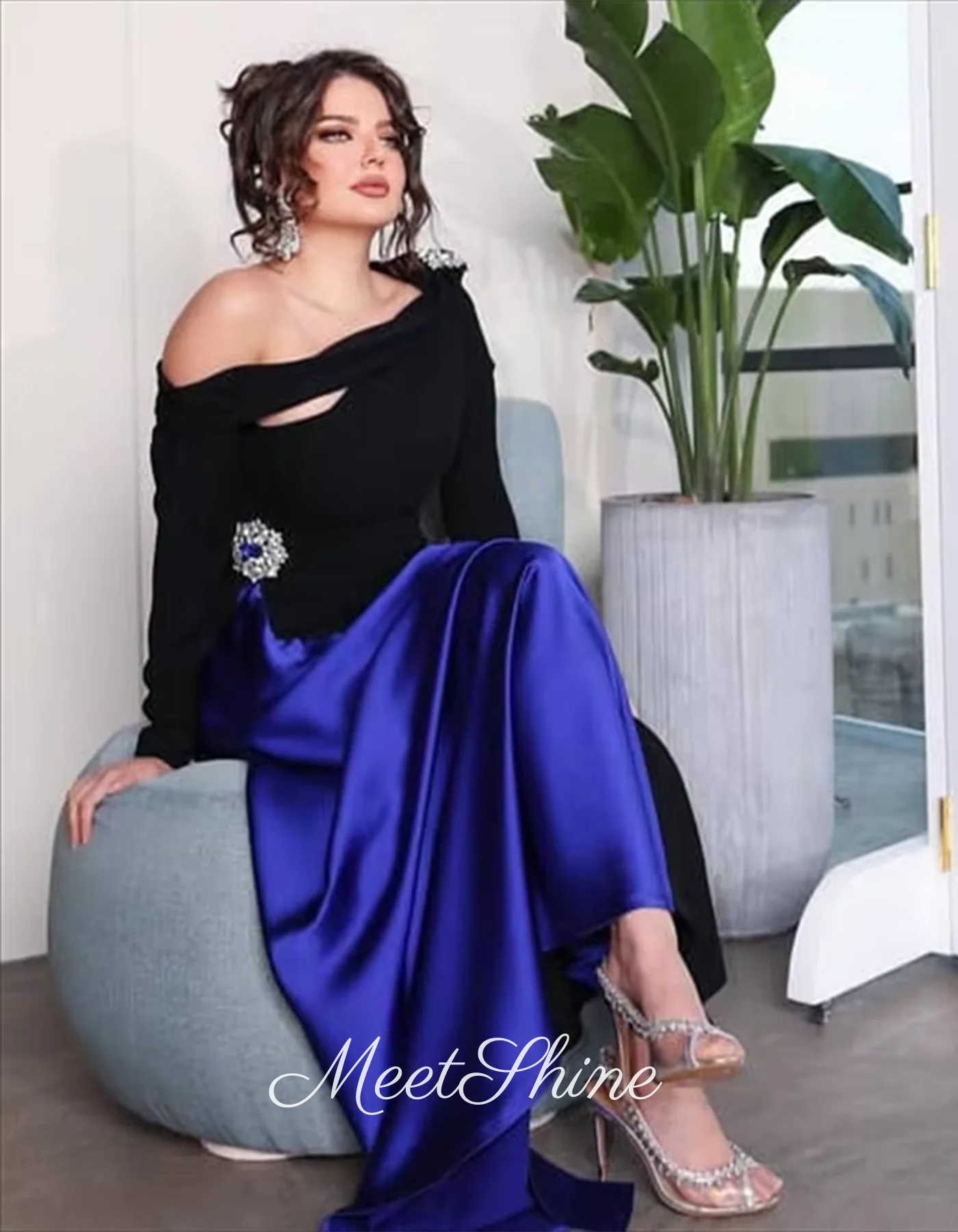 블루 새틴 프롬 드레스 크리스탈 블랙 플리츠 이브닝 드레스 롱 슬리브 맞춤 비즈 오프숄더 공식 행사 드레스 2025