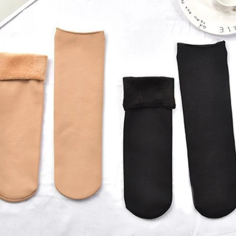 2 Paar Schneesocken, schwarz, Winterwärme, mittlere Röhre, verdickt mit Samt, verdickte Wärme, fleischfarbene Bodensocken für Zuhause