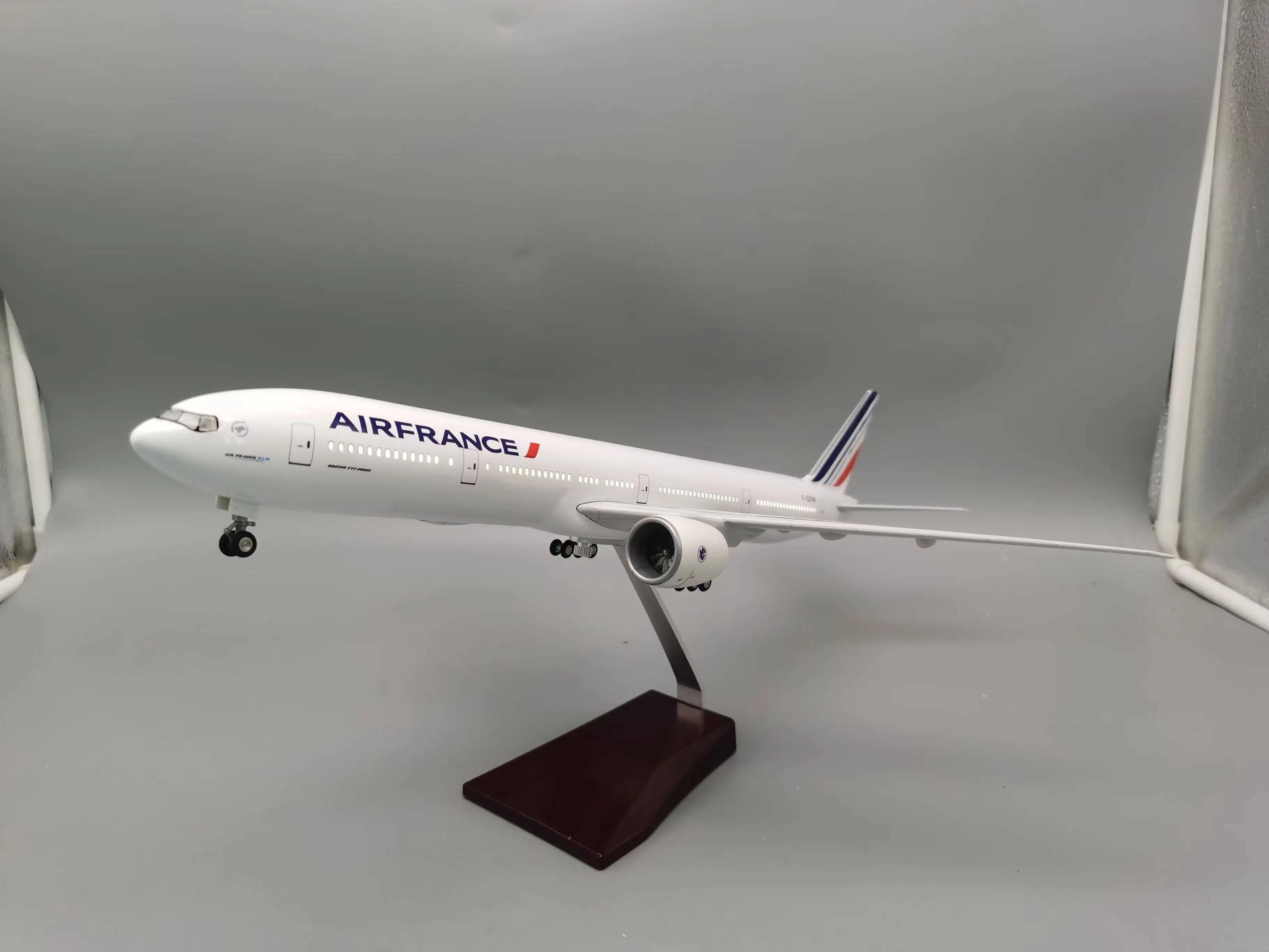Air France 47CM 1:142 Model aircraft B777 Air France Airbus LED light die casting machine collected as a gift for aviation enthu