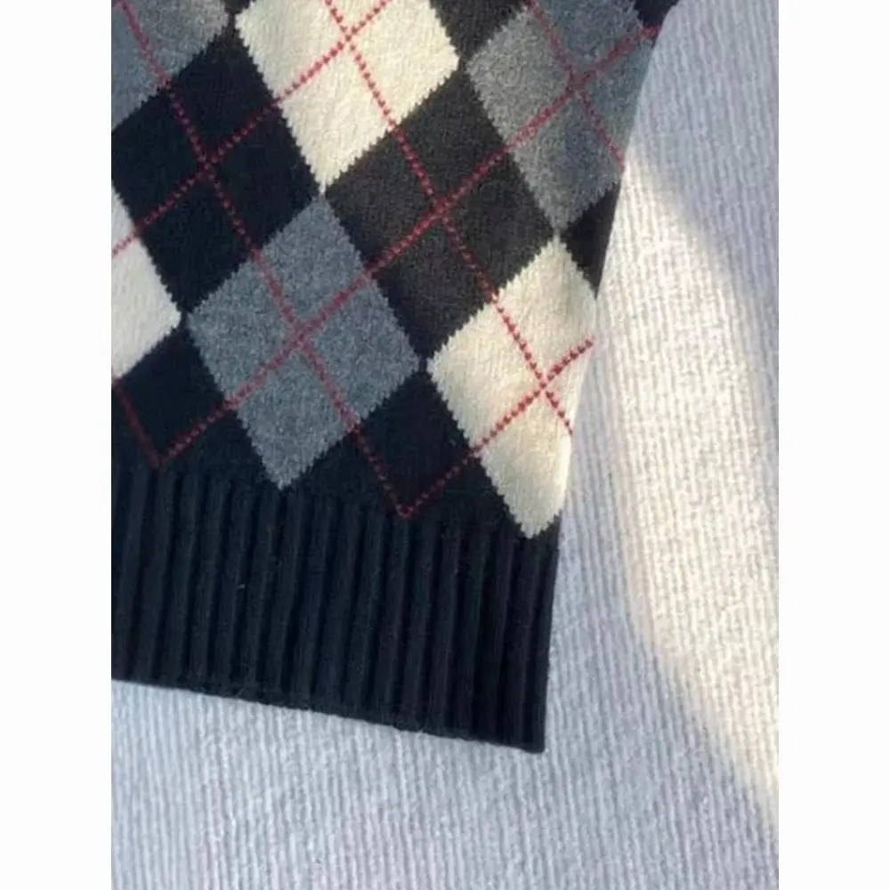 เสื้อกั๊กไหมพรมคอสูงครึ่งตัวสำหรับผู้หญิง สไตล์ใหม่ประจำฤดูใบไม้ร่วงและฤดูหนาวปี 2025 ลายสก็อต ดีไซน์กระชับสัดส่วน แขนกุด