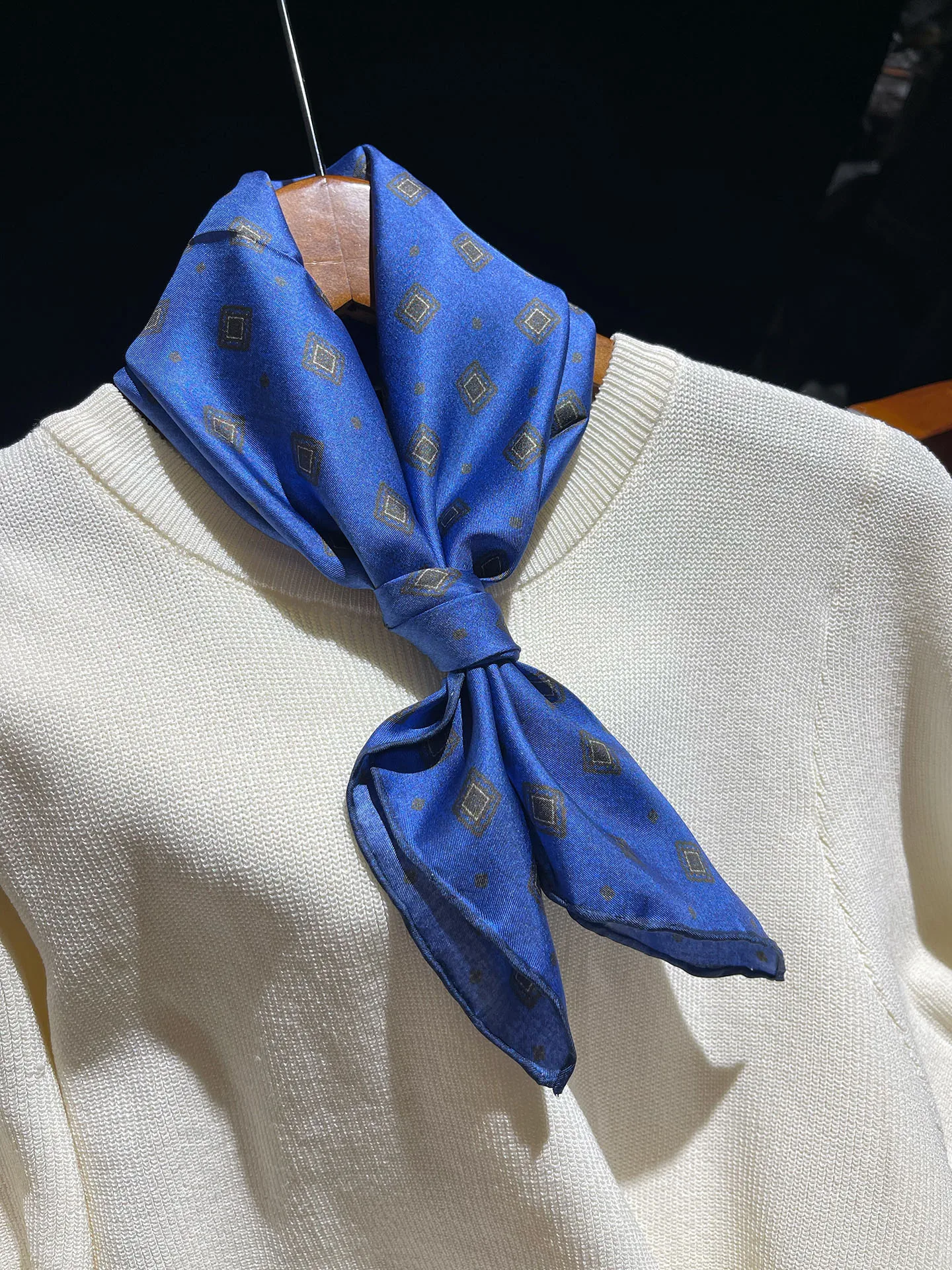 多用途の小さな正方形シルクスカーフ女性の春秋の新スタイル-00-マルベリーシルクネックプロテクタースカーフブルー斜めパターン