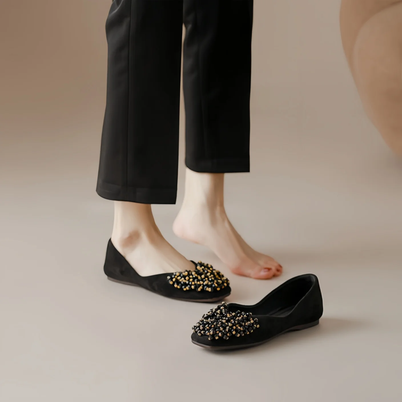 

Элегантные роскошные туфли без каблука с квадратным носком и стразами, в стиле ретро, минималистичные, с неглубоким вырезом, создающие особую атмосферу