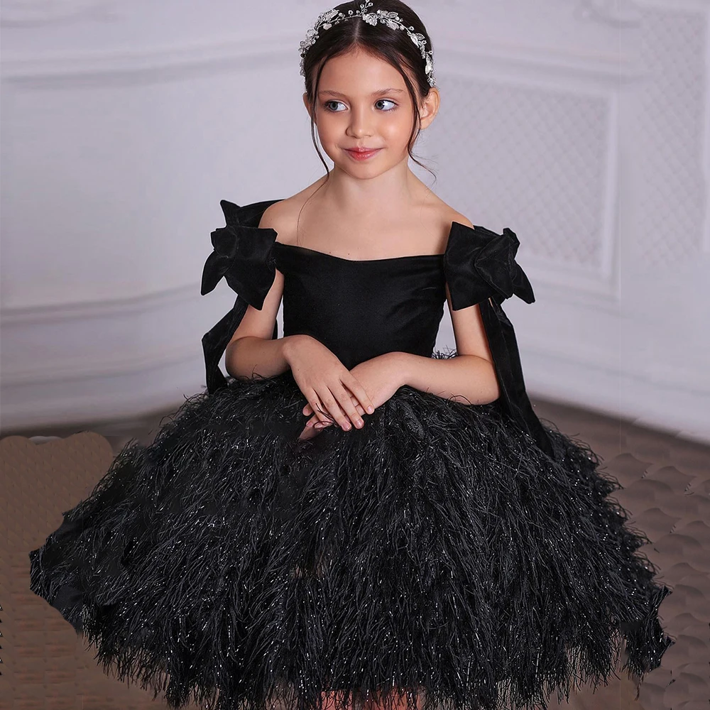 

Black Boat Neck Flower Girls Dresses with Feather Off Shoulder Christmas Gowns Sleeveless 2023 Summer فلور فتاة اللباس Tutu