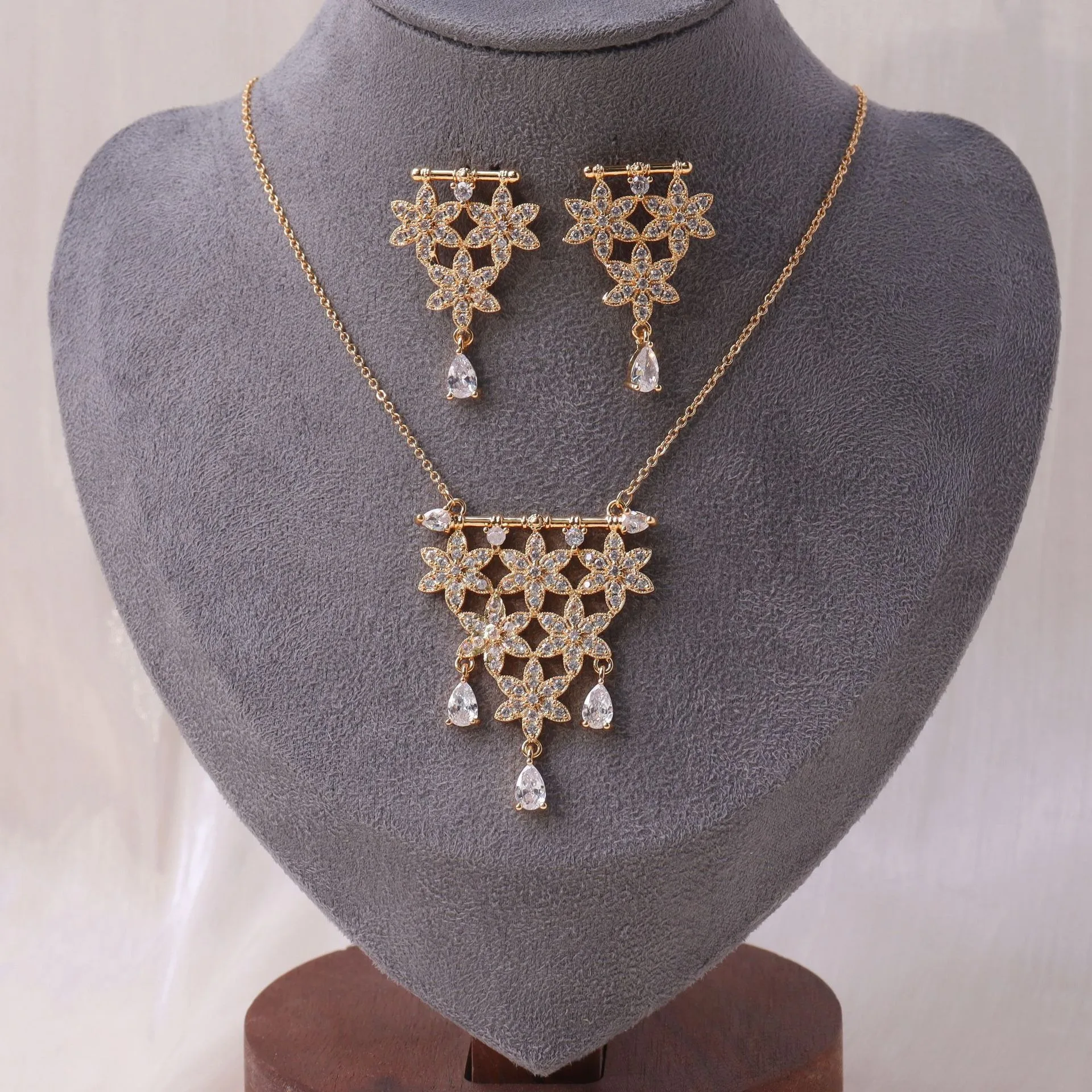 nuovo-design-set-di-orecchini-e-collana-a-forma-di-fiore-con-zirconi-aaa-per-donne-gioielli-di-alta-qualita-per-feste-e-matrimoni