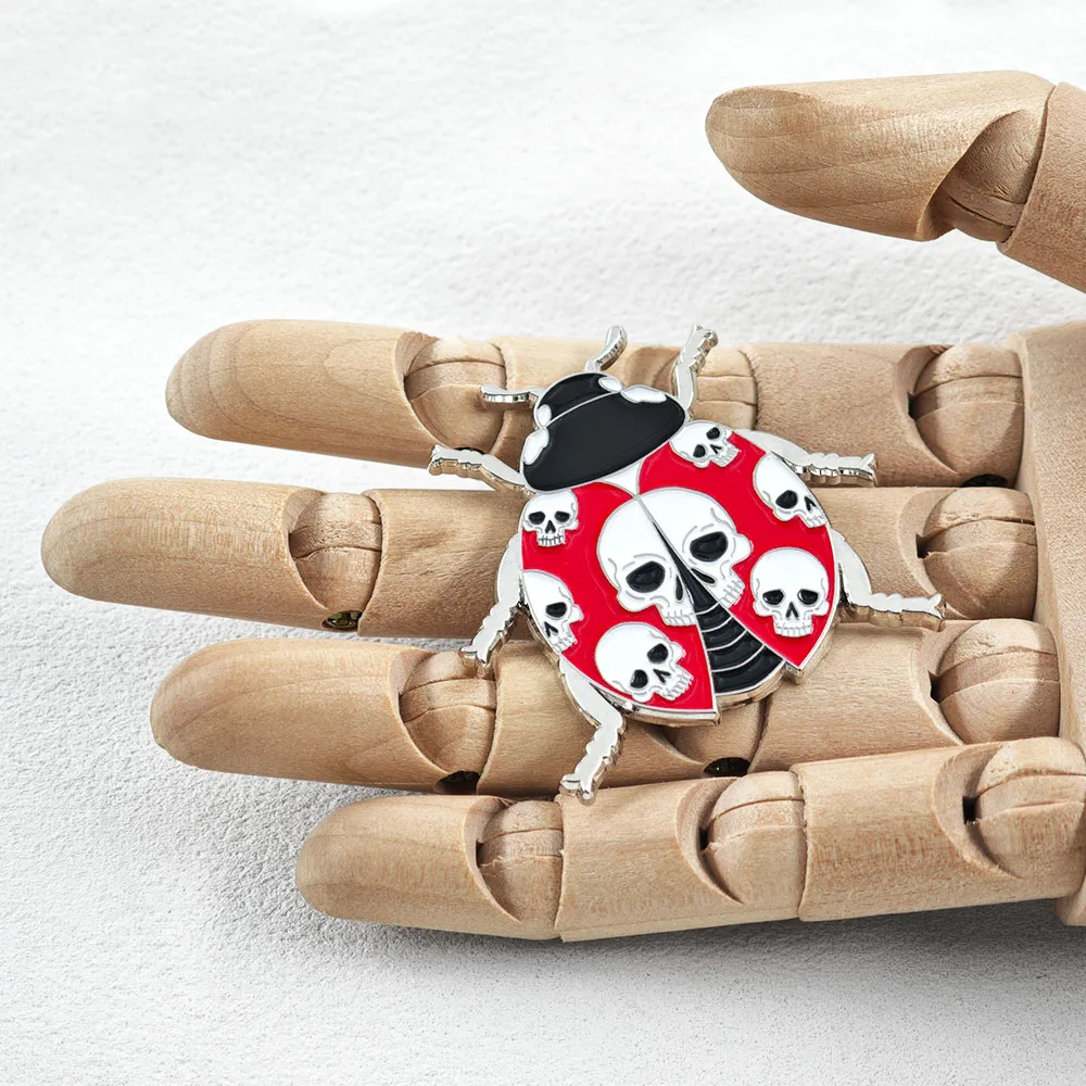 Gothik-Marienkäfer-Schädel-Brosche Rotes Insekten-Metall-Abzeichen Punk-Skelett-Emaille-Pin Gothic-Schmuck Halloween-Geschenk – Detail 4